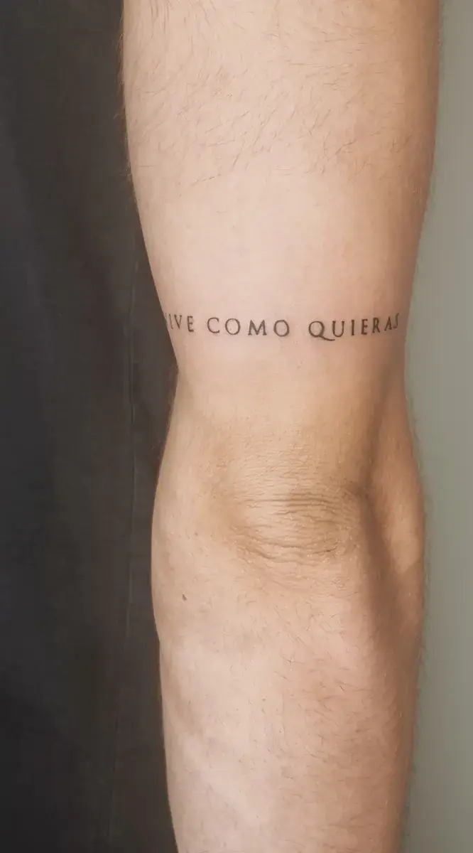 Micro tatuaggio lettering delicato