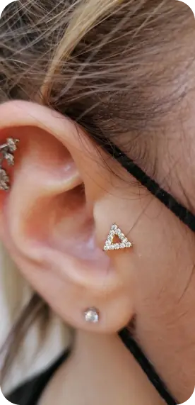 Piercing orecchio con gioiello a triangolo