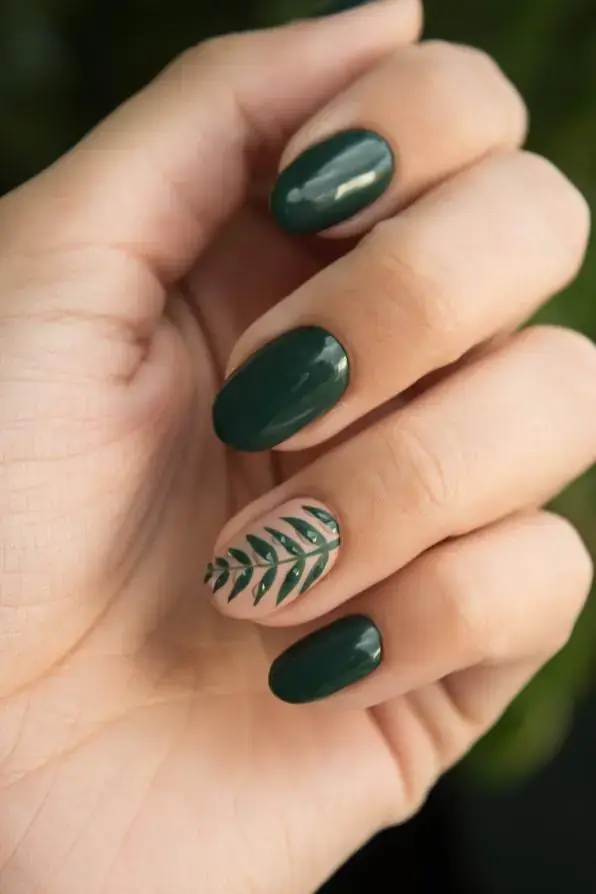 Unghie semipermanente verde con decorazione