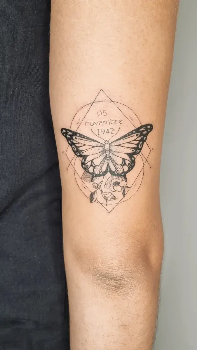 Micro tatuaggio scritta sul braccio
