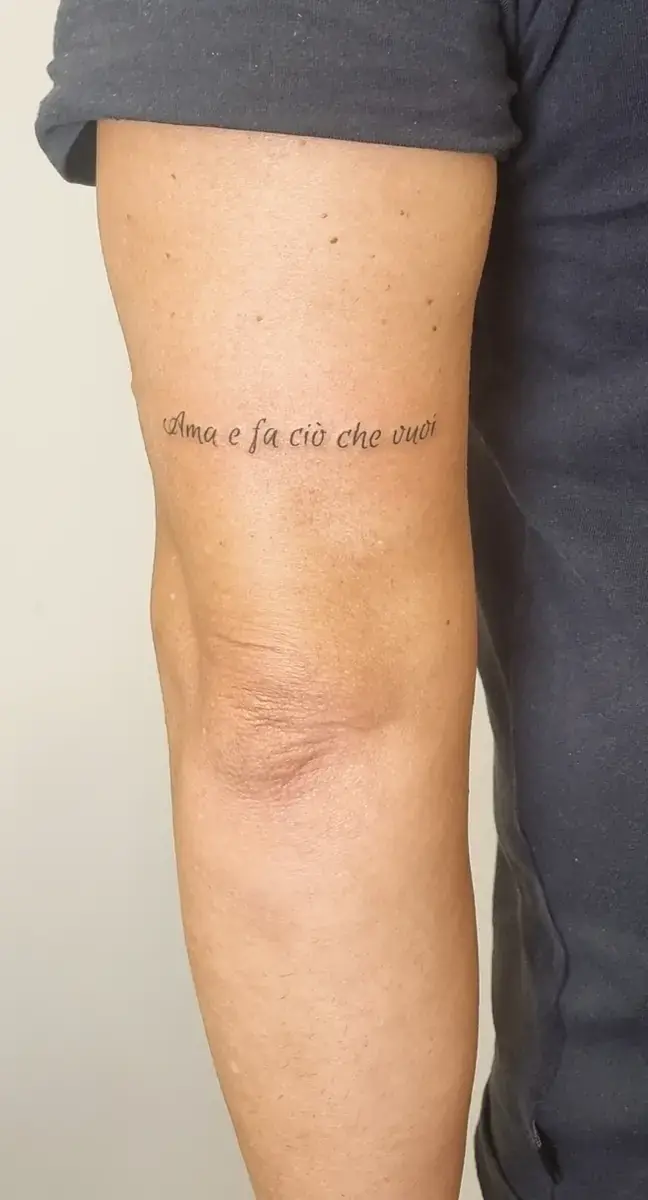 Micro tatuaggio a linea fine